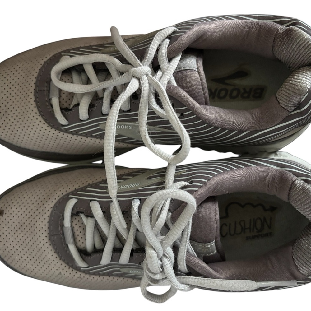 BROOKS ADDICTION WALKER SUEDE 2
WOMENS WALKING SHOES size 8 wide